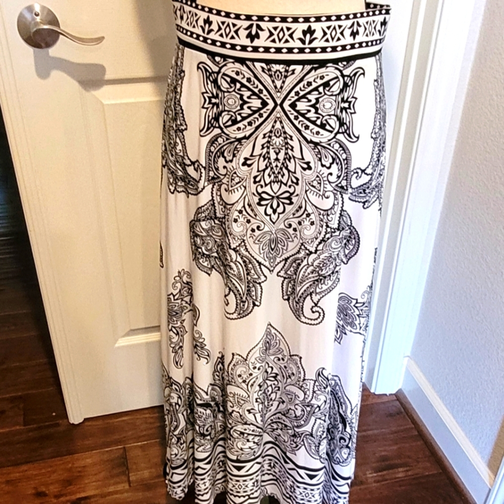 INC Black and White Skirt PM in EUC